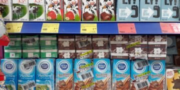 Kumpulan Karton Susu di Sebuah Supermarket di Hongkong