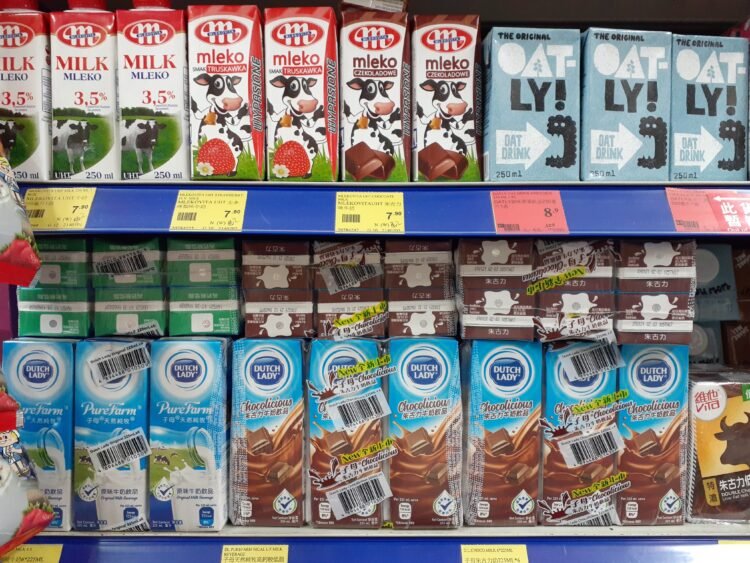 Kumpulan Karton Susu di Sebuah Supermarket di Hongkong